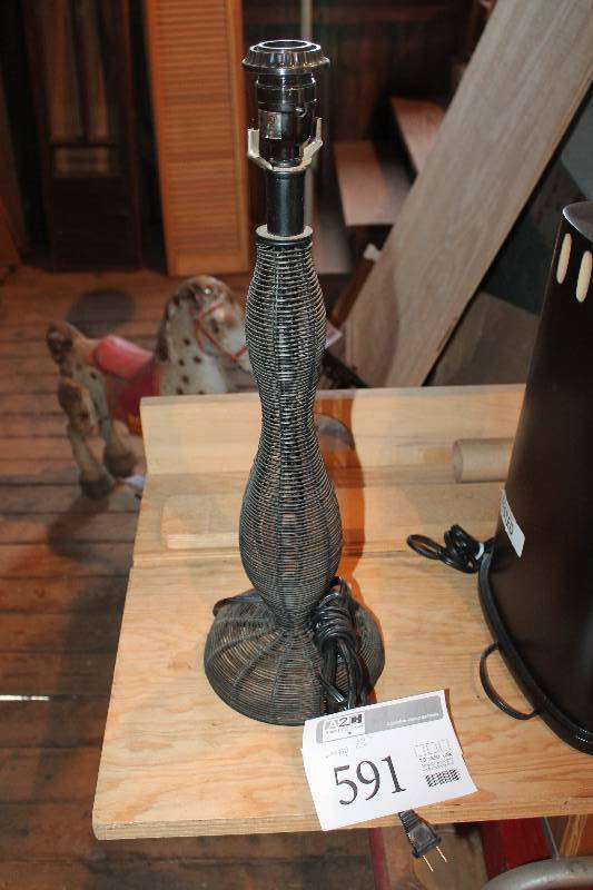 lot 591 image: Lamp