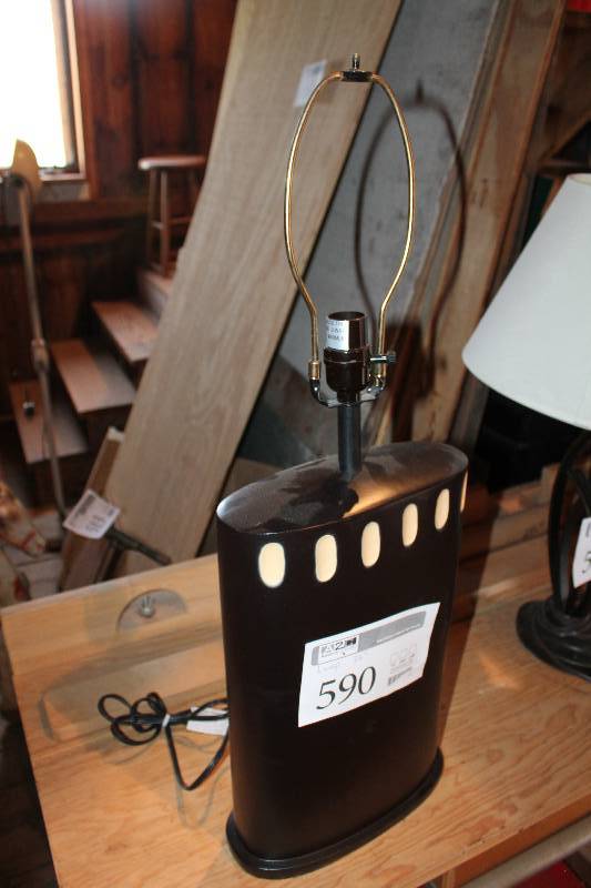 lot 590 image: Lamp