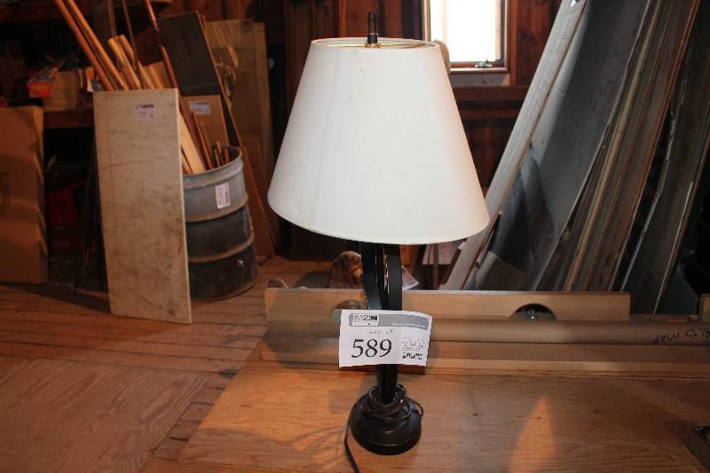 lot 589 image: Lamp