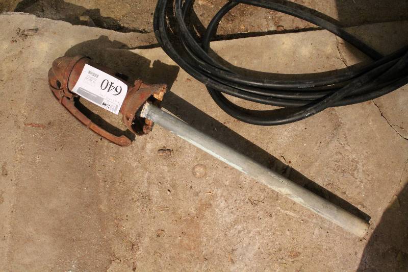 lot 640 image: Vintage Water Pump Head