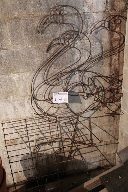 lot 639 image: Metal Yard Dcor - Flamingos