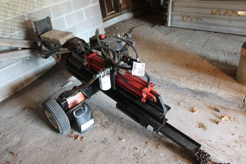 lot 312 image: Trailer Pull Log Splitter w Tecumseh Motor