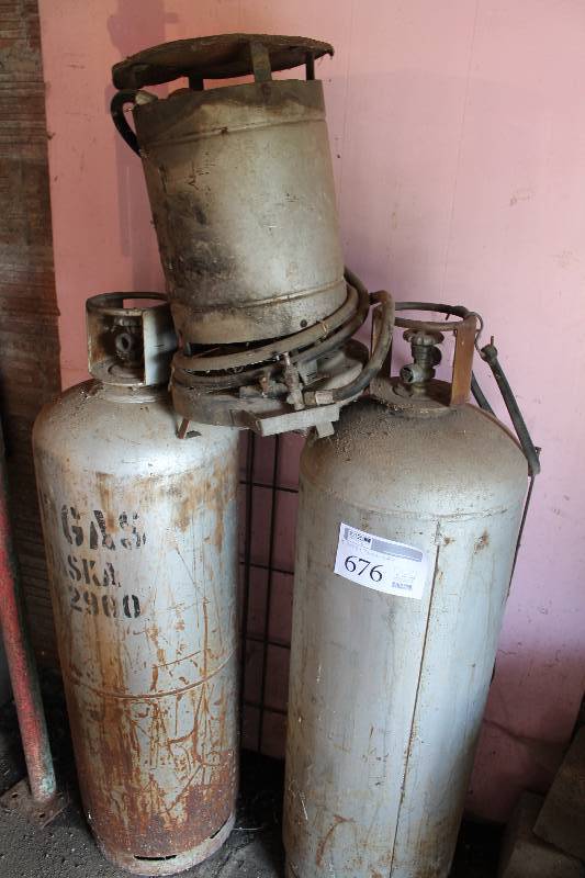 lot 676 image: Lot of (3) GasPropane Tanks & Propane Heater