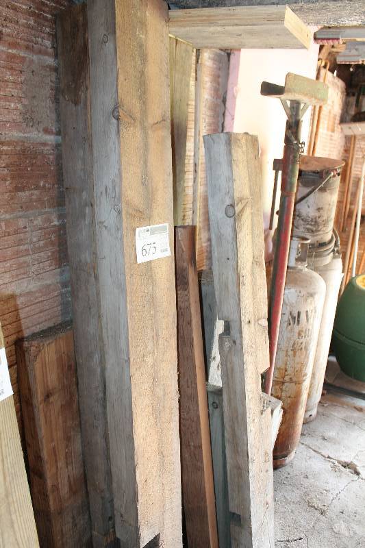 lot 675 image: Lot of (8) Reclaimed Barn Wood