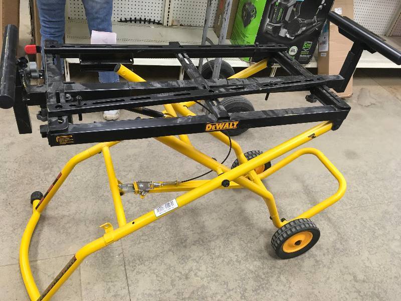 DEWALT 32-12 in. x 60 in. Rolling Miter Saw Stand dwx726 in good conditions
