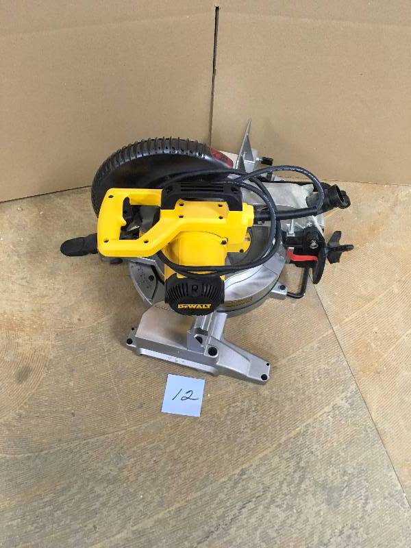 Dewalt 15-Amp Corded 10 in. Compound Miter Saw in like new condition