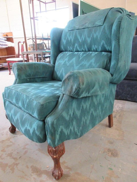 lot 212 image: LA-Z-BOY RECLINING WING BACK CHAIR