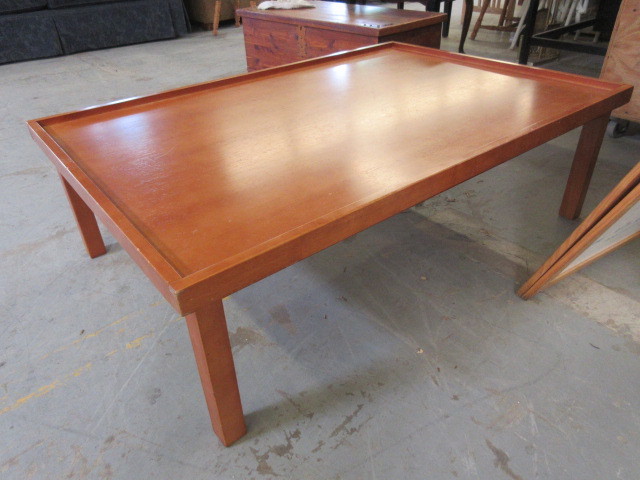 lot 213 image: COFFEE TABLE