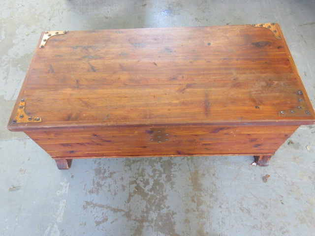 lot 214 image: E.R. COMPANY CEDAR CHEST