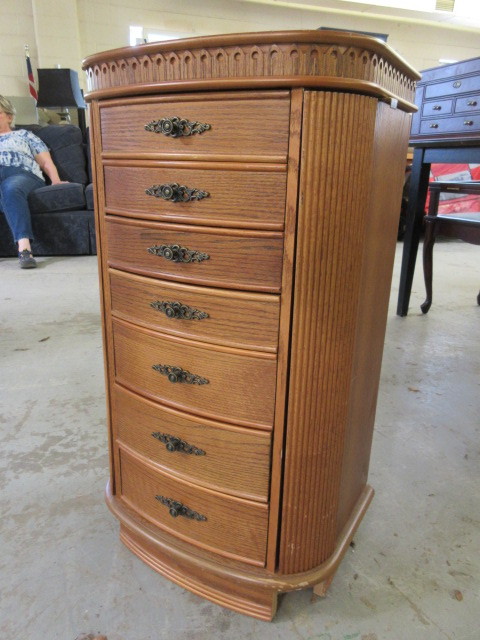 lot 215 image: POWELL JEWELRY 7 DRAWER CHEST