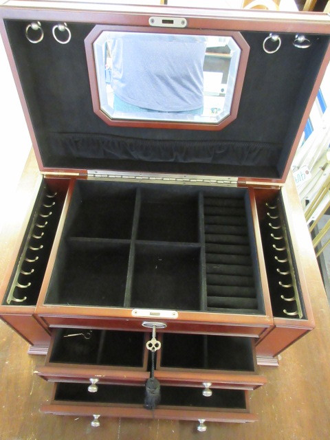lot 216 image: JEWELRY BOX