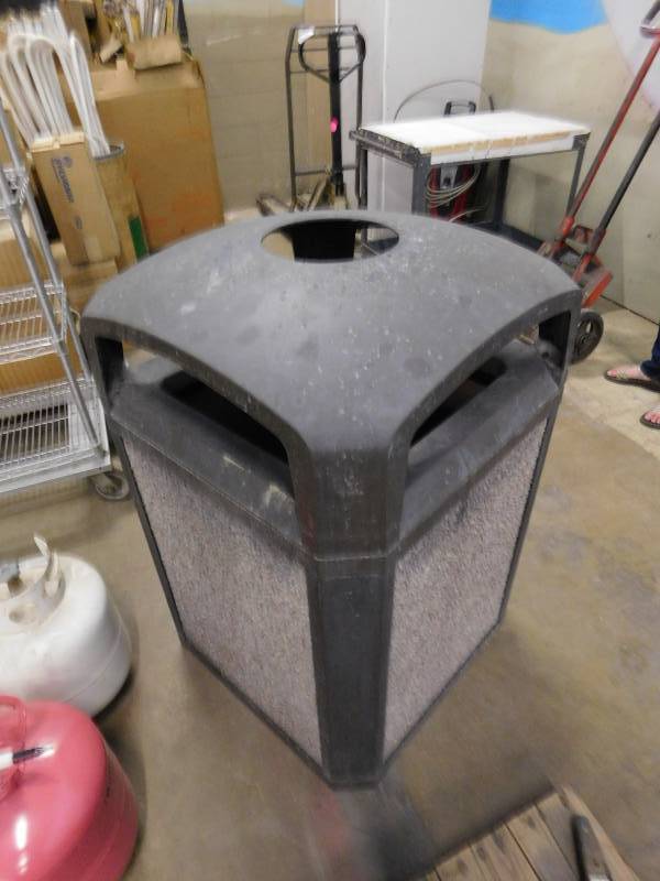 lot 102 image: Outdoor Trash Can