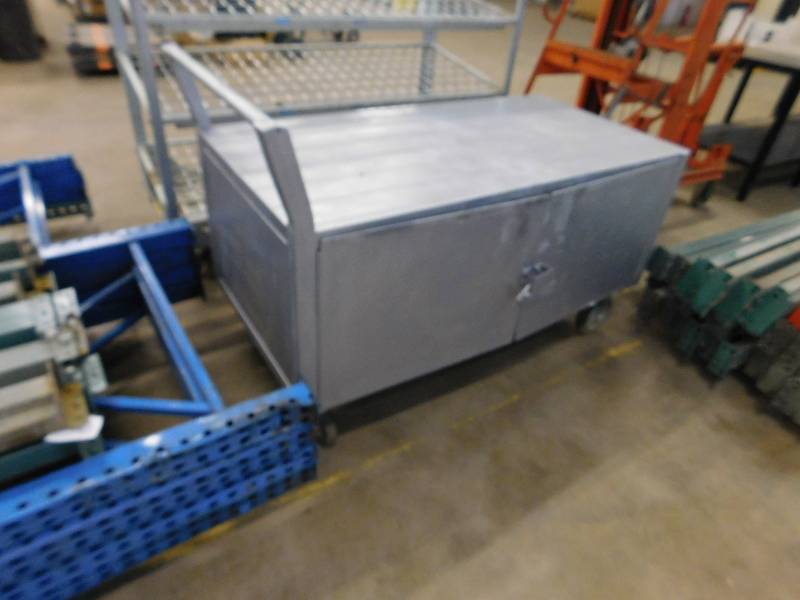 lot 117 image: Metal Rolling Storage Cabinet