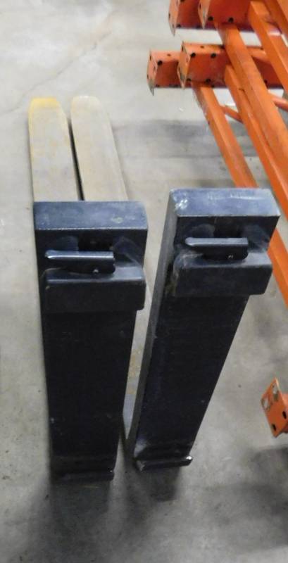 lot 128 image: 42 Forklift Forks