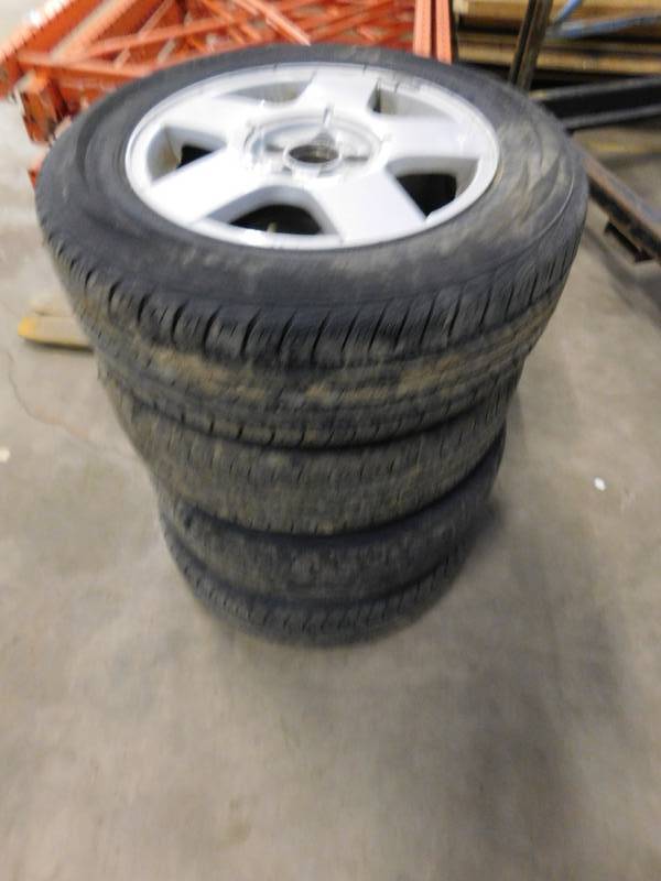 lot 129 image: Set of Dunlop Tires 195-65R-15