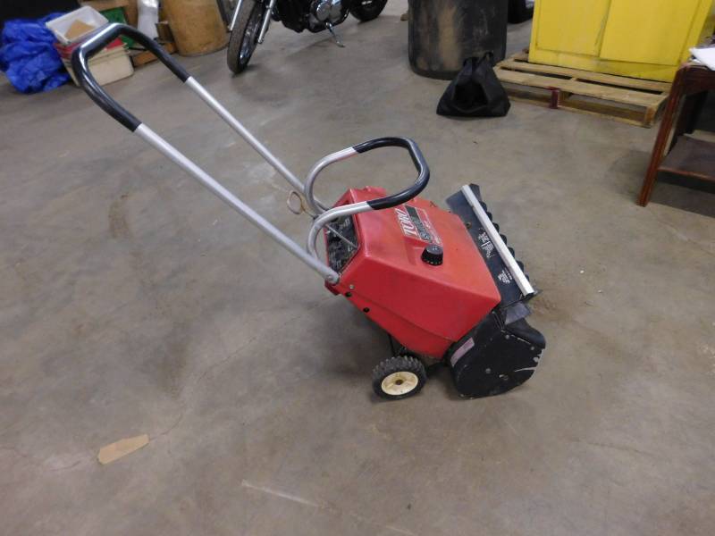 lot 133 image: Toro S-200 Snow Blower