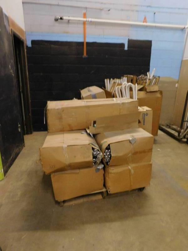 lot 171 image: Large Lot of Fluorescent Light Bulbs