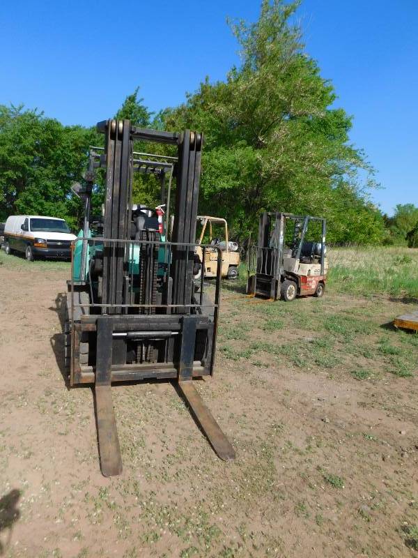 2010 8000lb Mitsubisi FG40N Forklift