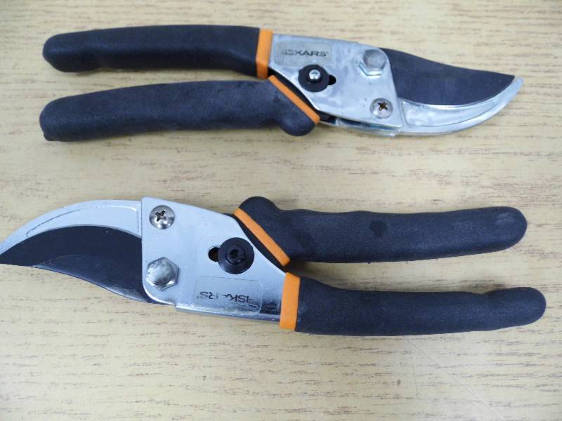 lot 1 image: 2 Pair of Fiskars Bypass Cutters