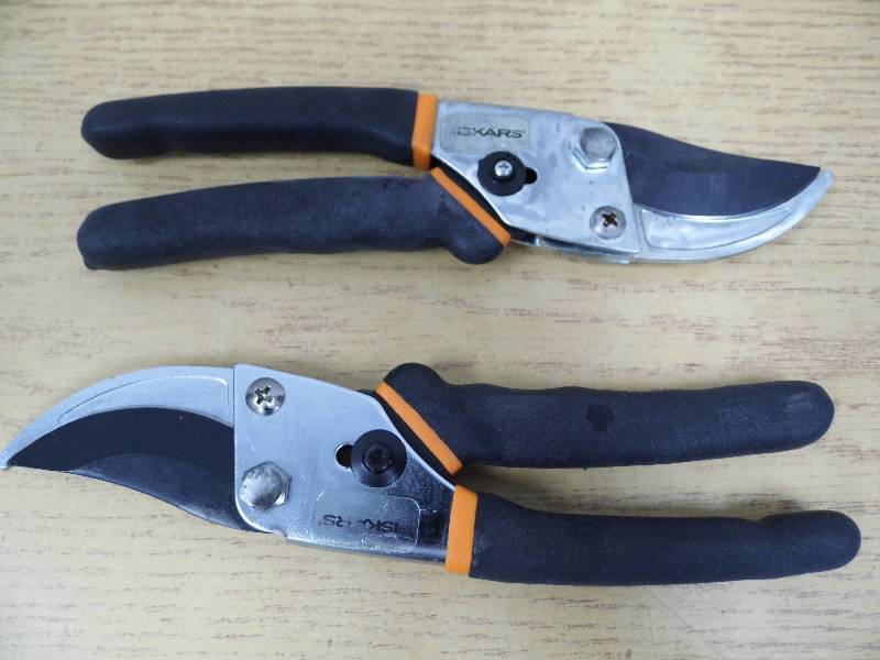 lot 2 image: 2 Pair of Fiskars Bypass Cutters