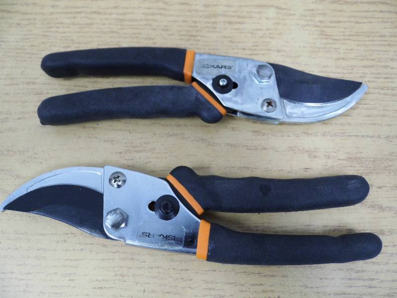 lot 3 image: 2 Pair of Fiskars Bypass Cutters