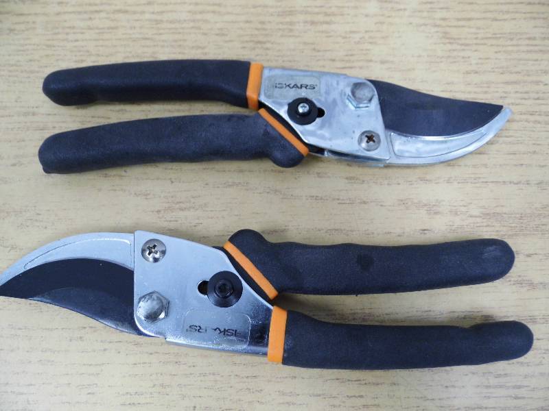 lot 4 image: 2 Pair of Fiskars Bypass Cutters