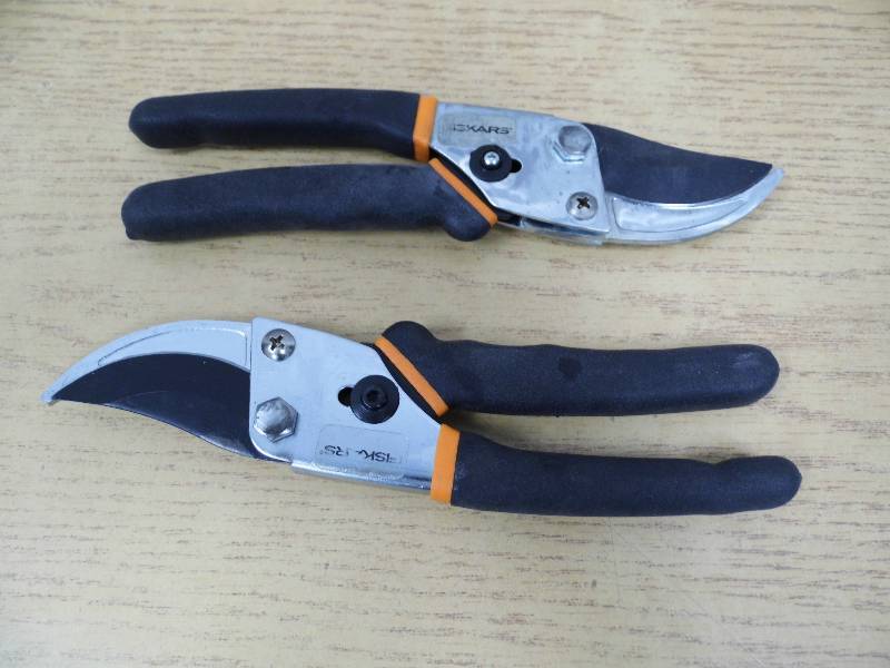 lot 5 image: 2 Pair of Fiskars Bypass Cutters