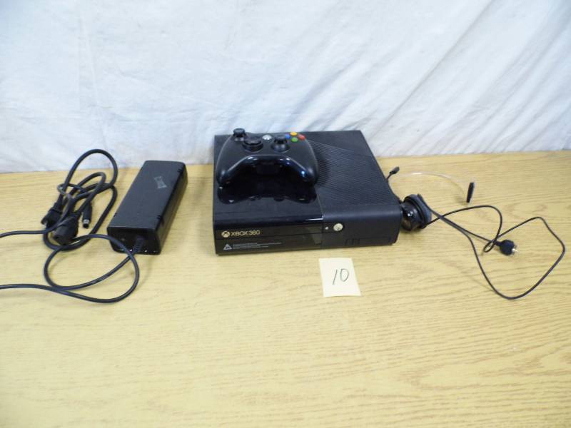 lot 10 image: Xbox 360 - Controller - Headset