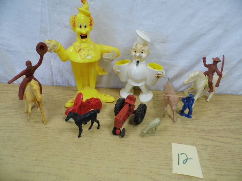 lot 12 image: Plastic Vintage Toys