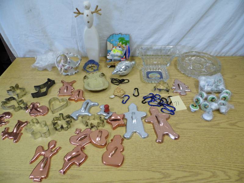 lot 71 image: Cookie Cutters - Drawer Knobs
