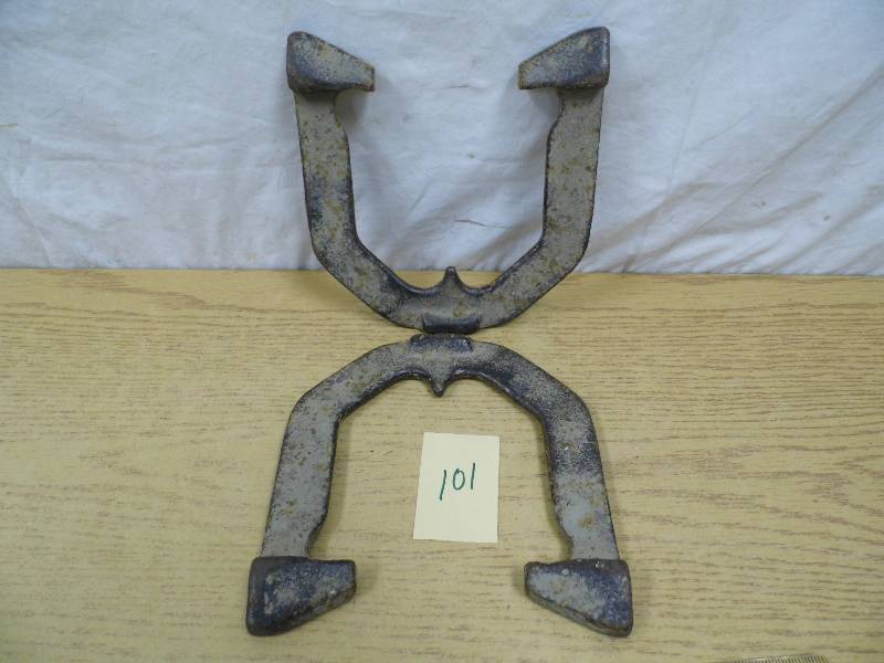 lot 101 image: Large Horseshoes