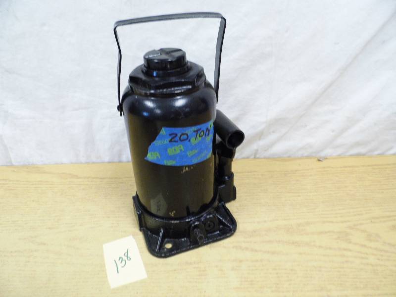 lot 138 image: 20 Ton Jack