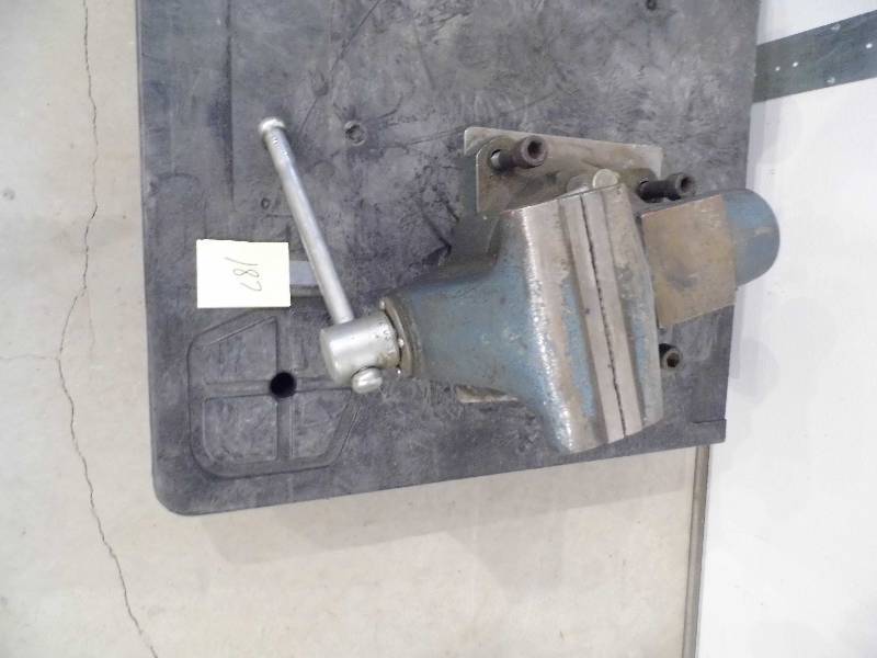 lot 187 image: Vise
