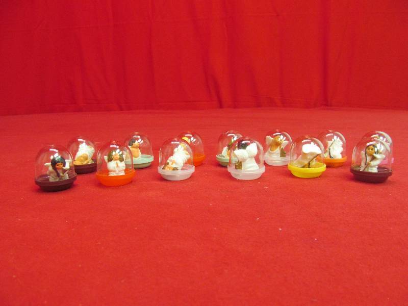 lot 15 image: vending machine miniature angels