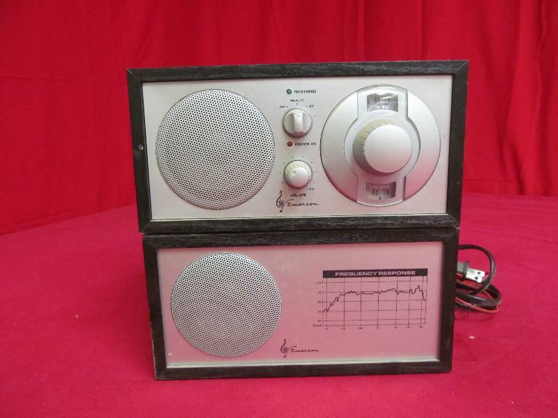 lot 20 image: Emerson radio