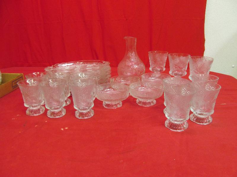 lot 114 image: vintage glassware