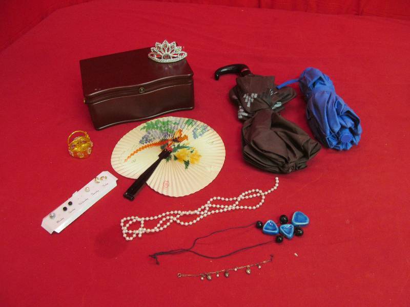 lot 121 image: umbrellas, jewelry, jewelry box