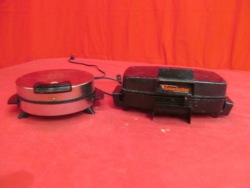 lot 122 image: Toastmaster waffle iron, Toastmaster snackster