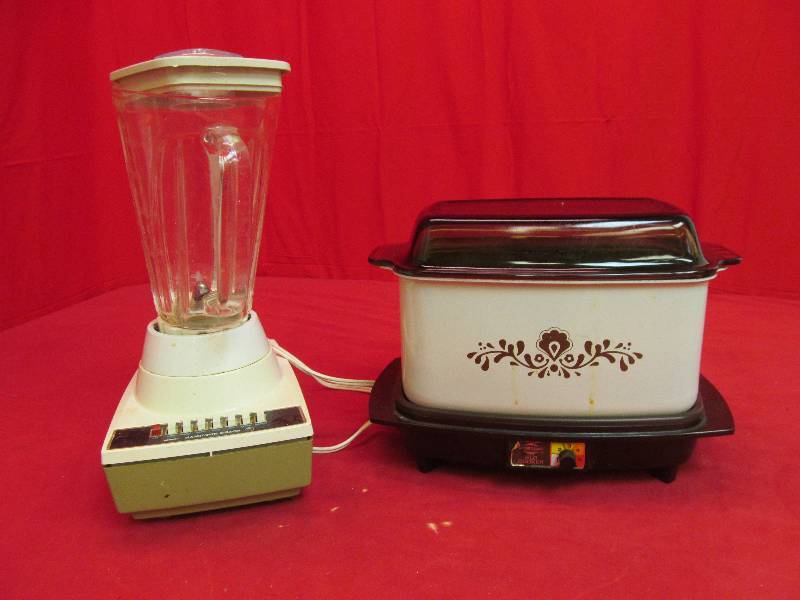 lot 123 image: Hamilton beach blender, West Bend slow cooker