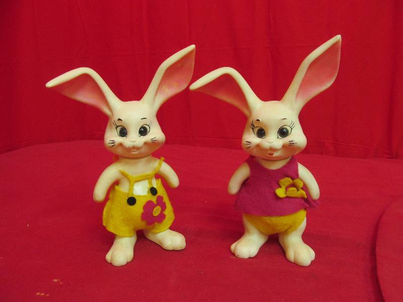lot 127 image: vintage bunny coin banks