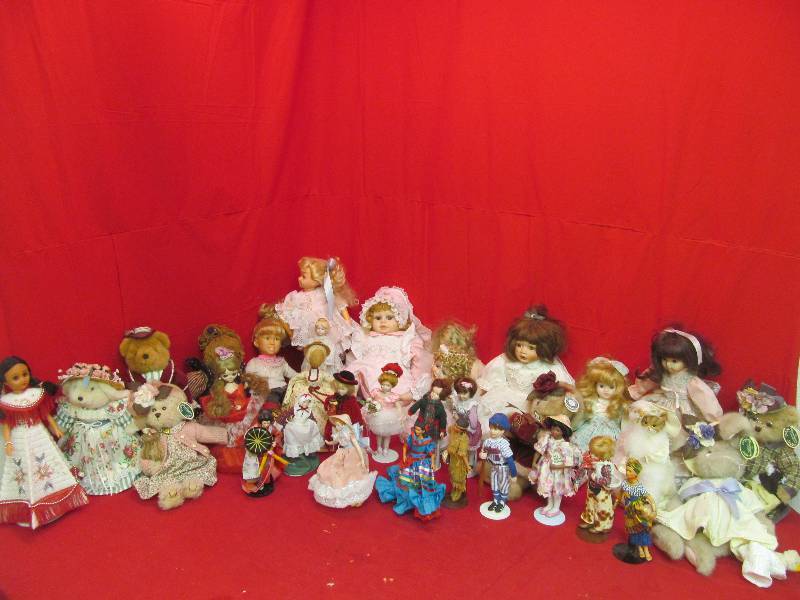 lot 128 image: dolls,bears