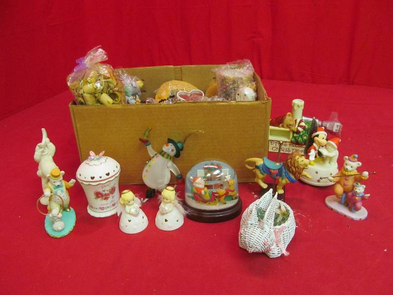 lot 131 image: holiday dcor