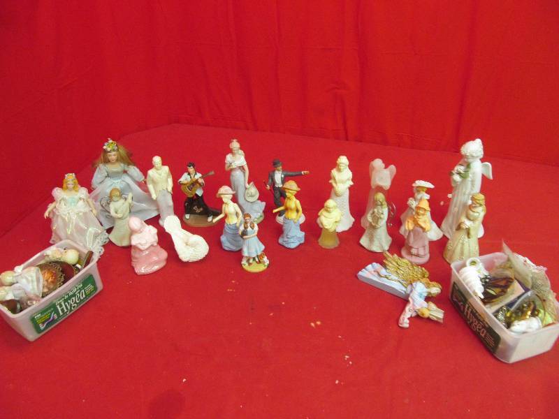 lot 132 image: Avon items