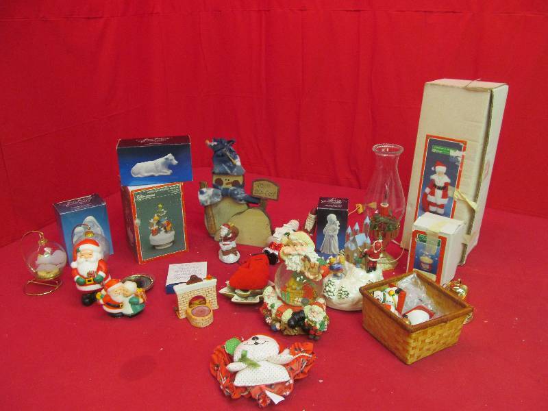 lot 136 image: holiday dcor