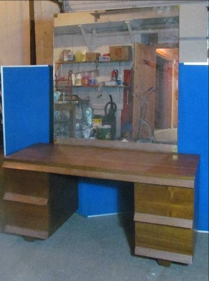 lot 28 image: Vintage make up dresser