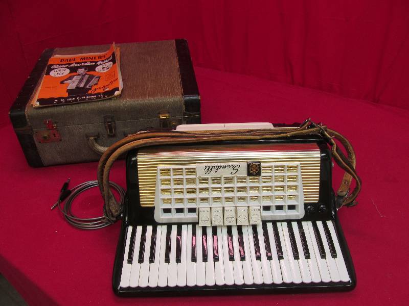 lot 31 image: Vintage Scandalli  accordion