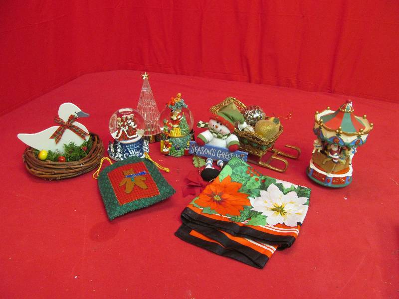 lot 37 image: table dcor, center pieces