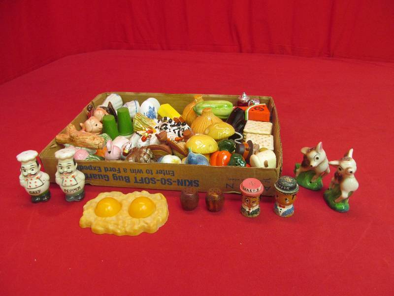 lot 42 image: rare vintage salt and pepper shakers