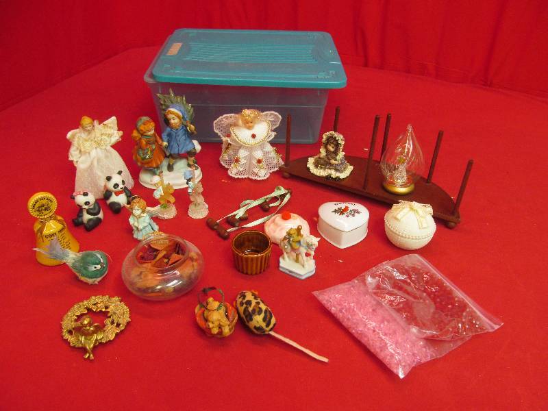 lot 50 image: figurines