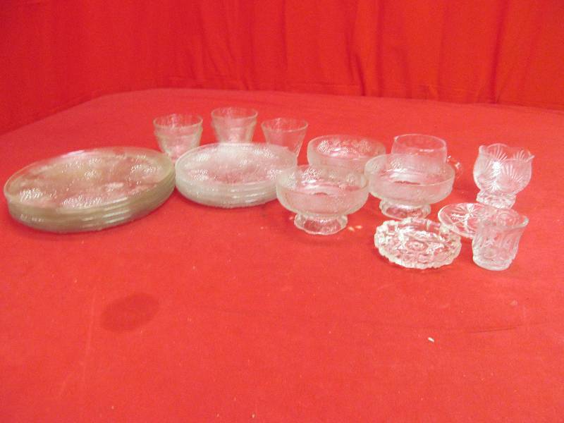 lot 62 image: set of glass dinner and luncheon dishes